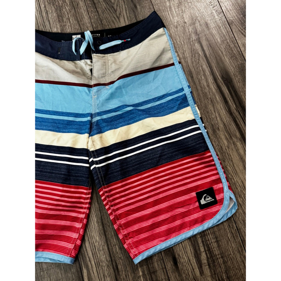 Quiksilver Eye Scallop Swim Trunks 20inch Length, Waist Size 28 - Picture 2 of 6